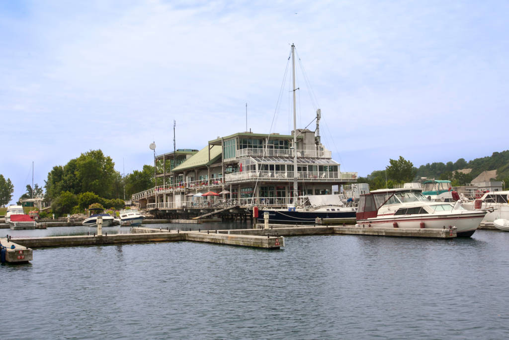 Fully-licensed restaurant, pub and snack bar at Bluffers Park Marina, Toronto's only full-service marina